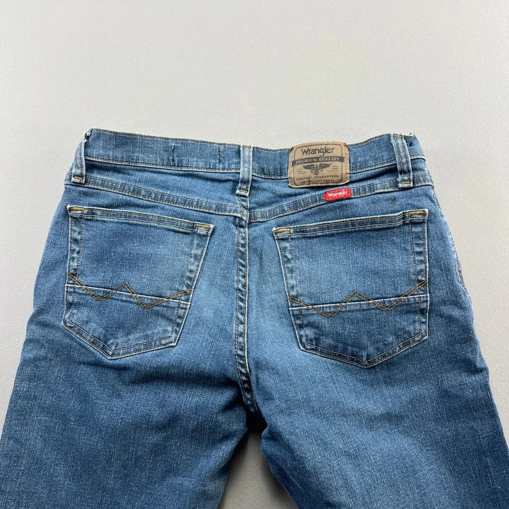 Wrangler Straight Fit Jeans Mens 31x30 Medium Wash Blue Denim 112326614